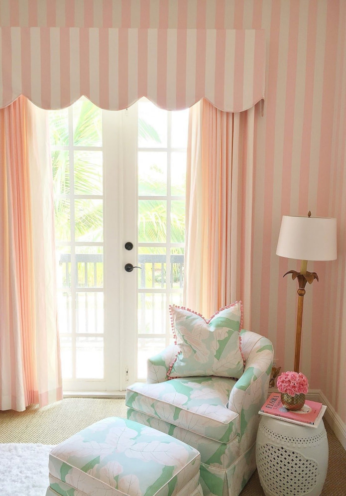 lyserøde stribede gardiner