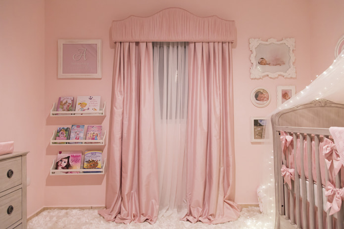 rèm cửa màu hồng với giấy dán tường màu hồng