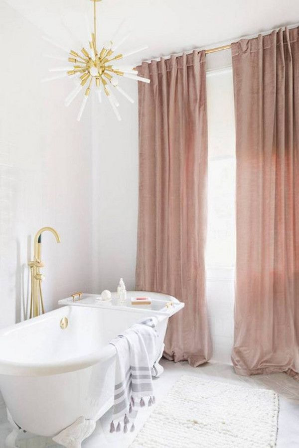 cortines de pols de rosa al bany
