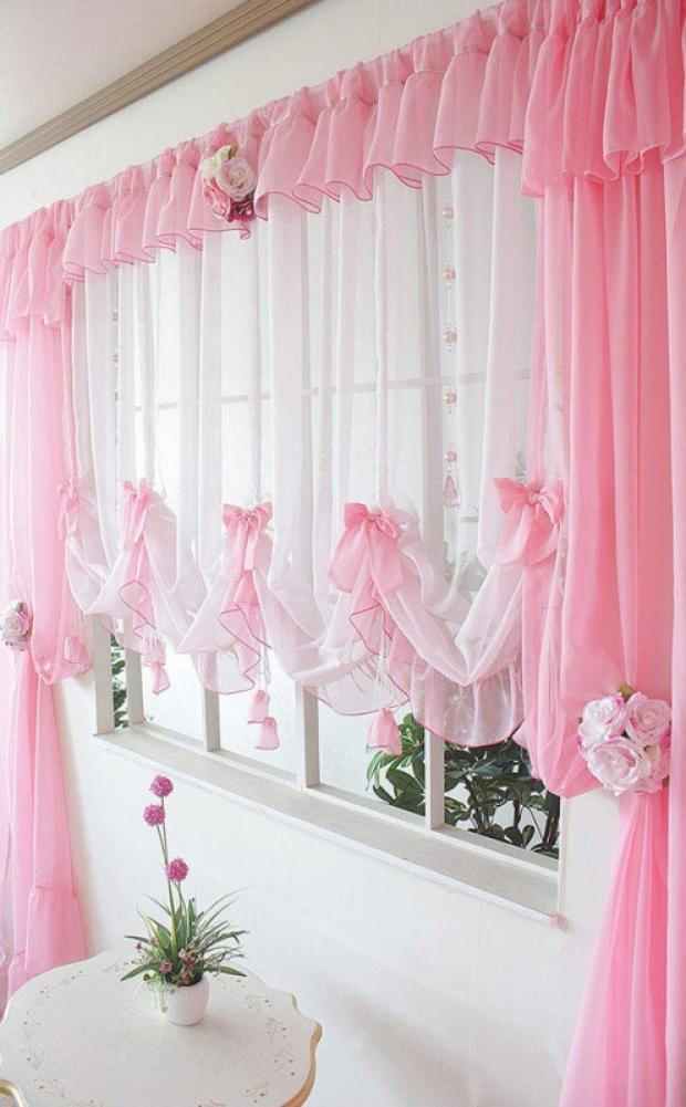 roze gordijnen van verschillende lengtes