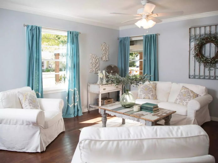 modré závěsy v obývacím pokoji ve stylu provence