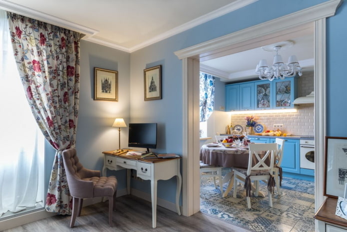 rideaux floraux dans un intérieur de style provençal