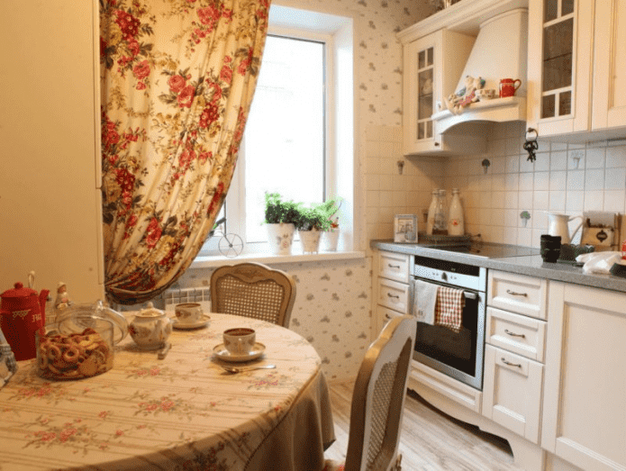 záclony v kuchyni ve stylu provence
