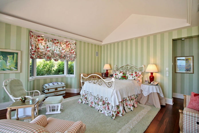 флорални завеси в спалня в стил Прованс