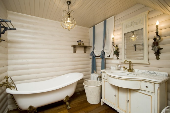 korte gordijnen in de badkamer in een houten huis