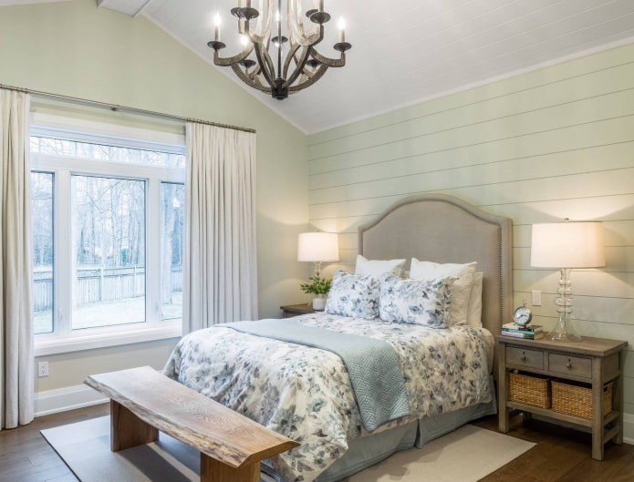 Provence stil hvide gardiner i soveværelset