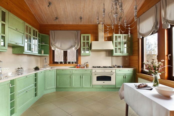 smėlio spalvos užuolaidos virtuvėje pagal provanso stilių