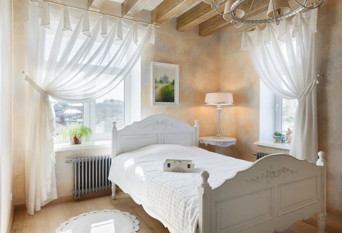 Yatak odasında Provence tarzı beyaz perdeler