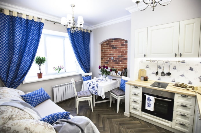 blå gardiner i køkkenet i provence stil
