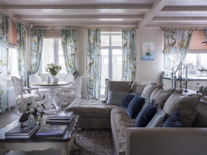 gordijnen in de woonkamer in de stijl van provence