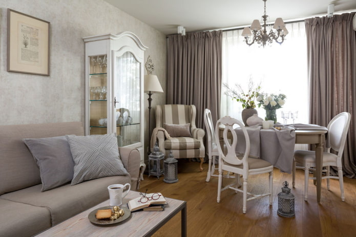 závěsy na copu v obývacím pokoji ve stylu Provence