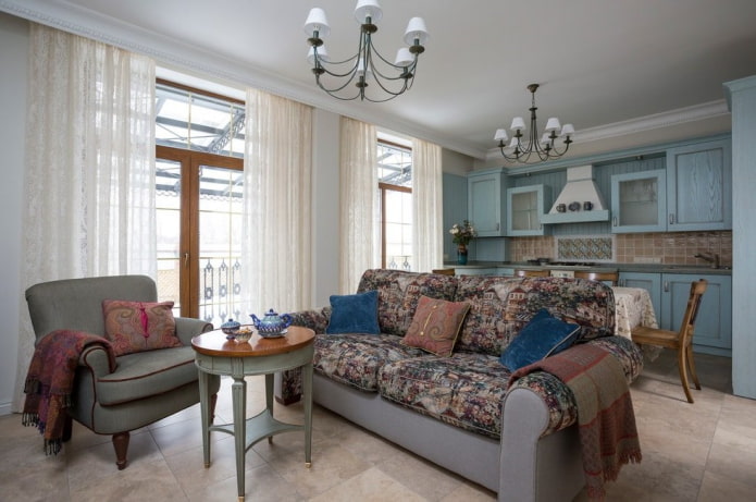 výzdoba a textil v interiéru kuchyně a obývacího pokoje v provensálském stylu