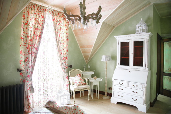 gordijnen gecombineerd met behang in Provençaalse stijl