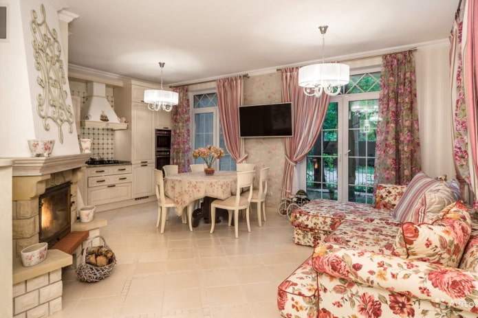 gardiner kombineret med en sofa i Provence-stil