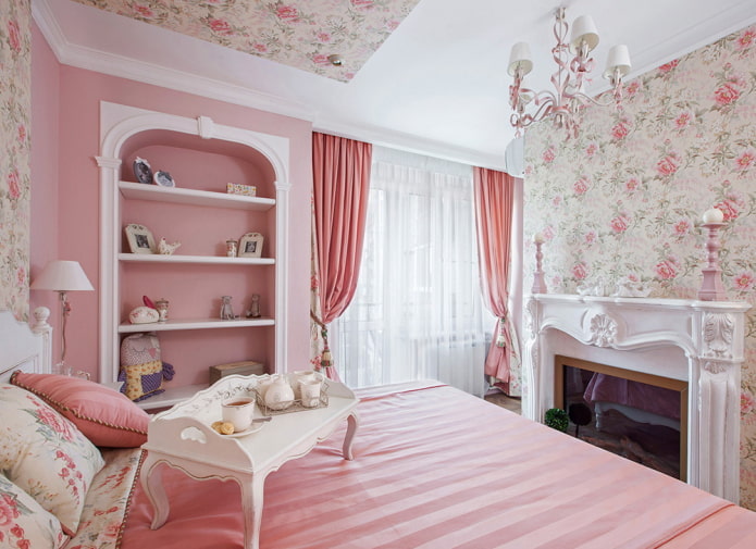 różowe zasłony w sypialni w stylu prowansalskim