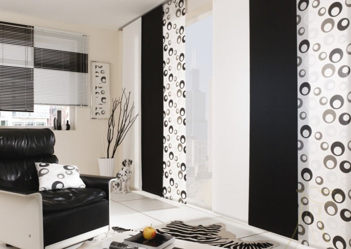černé a bílé japonské panely v interiéru