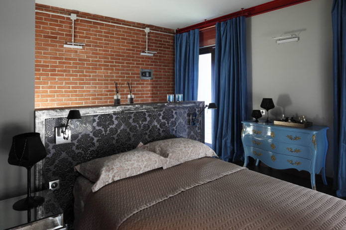 niebieskie zasłony w sypialni w stylu loft