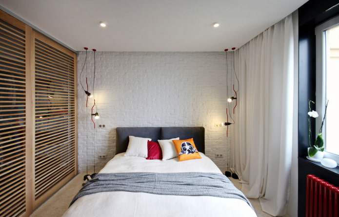 бели завеси в спалня в стил таванско помещение