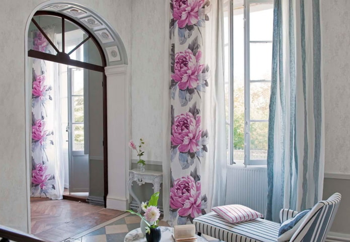 gardiner med blomsterprint i interiøret
