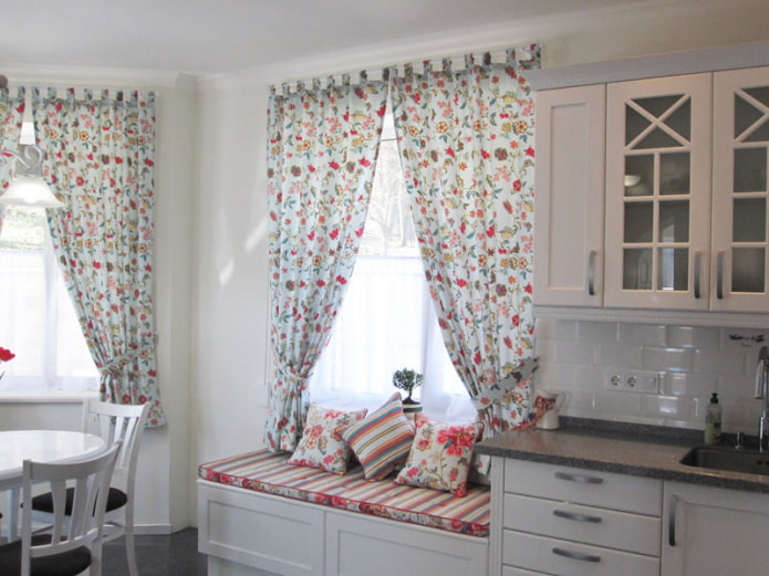 cortines amb un petit estampat floral a la cuina