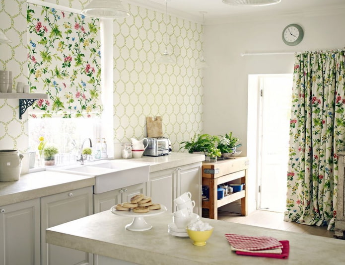 gardiner med blomster i det indre af køkkenet