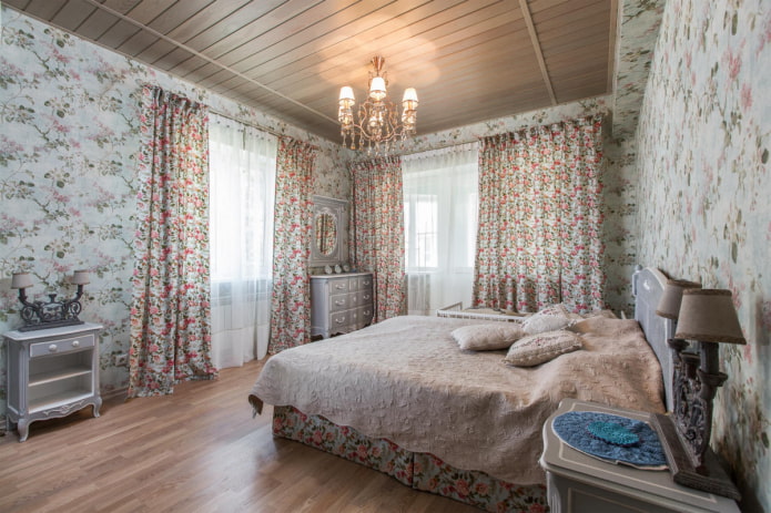 gardiner med et lille blomsterprint i soveværelset