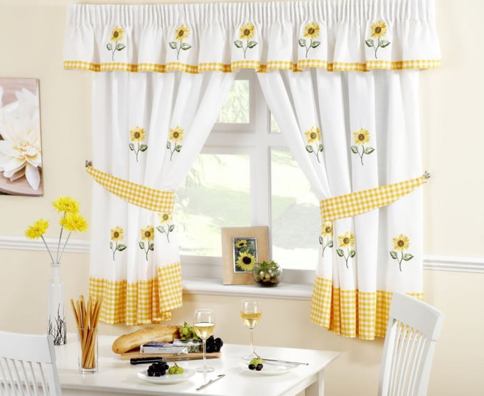 gordijnen met zonnebloemen in het interieur