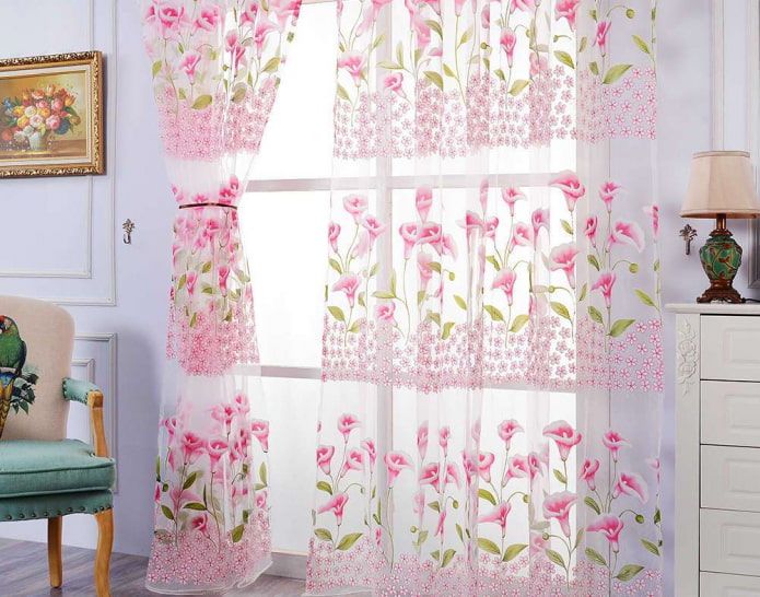 gardiner med calla liljer i interiøret