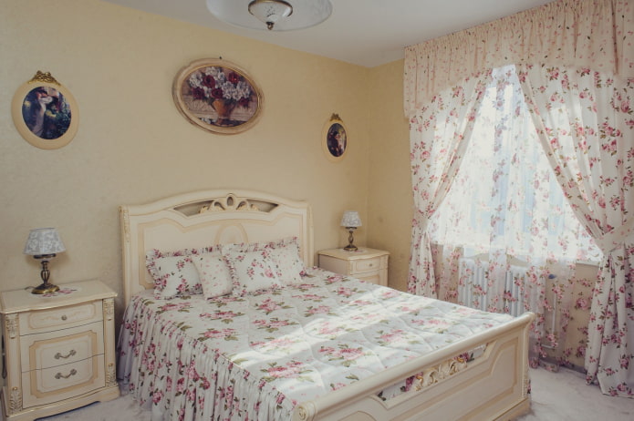 cortines amb roses a l'interior del dormitori