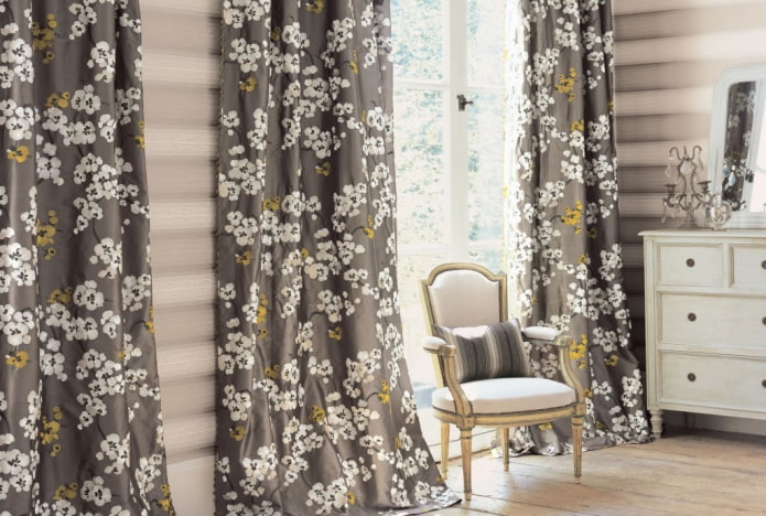 cortines amb estampat floral blanc