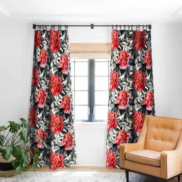 cortines amb estampat floral vermell