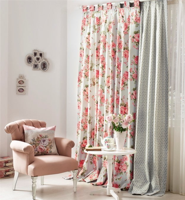 cortines amb roses a l'interior