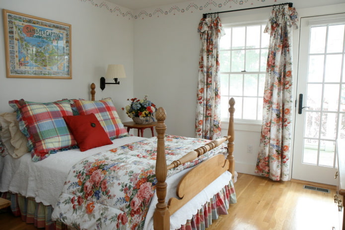 флорални завеси в спалнята