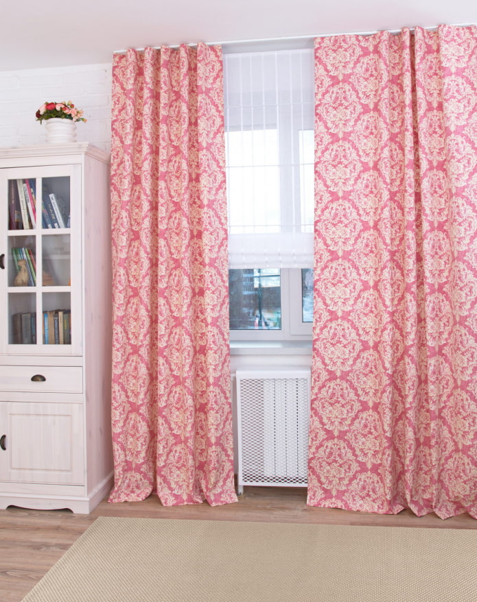 gardiner med monogram mønster i interiøret