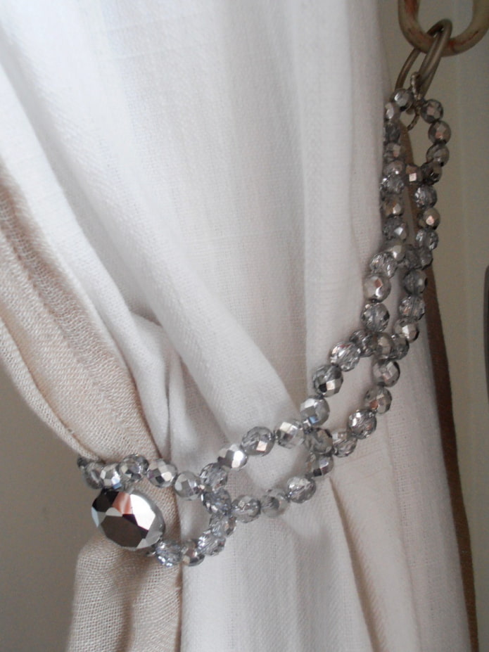 tirai dengan tali leher yang diperbuat daripada perhiasan