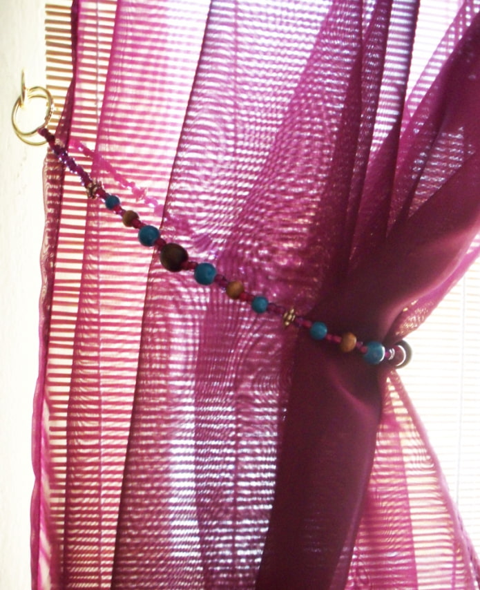 gardin med bindebånd lavet af bijouteri