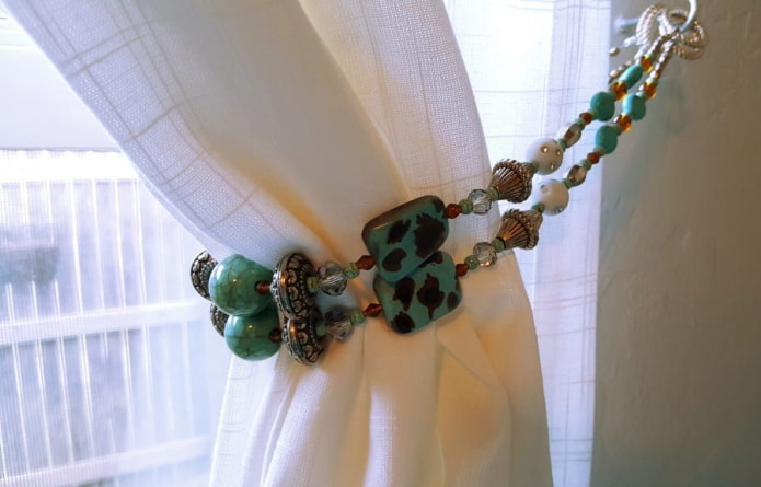 tirai dengan tali leher yang diperbuat daripada perhiasan