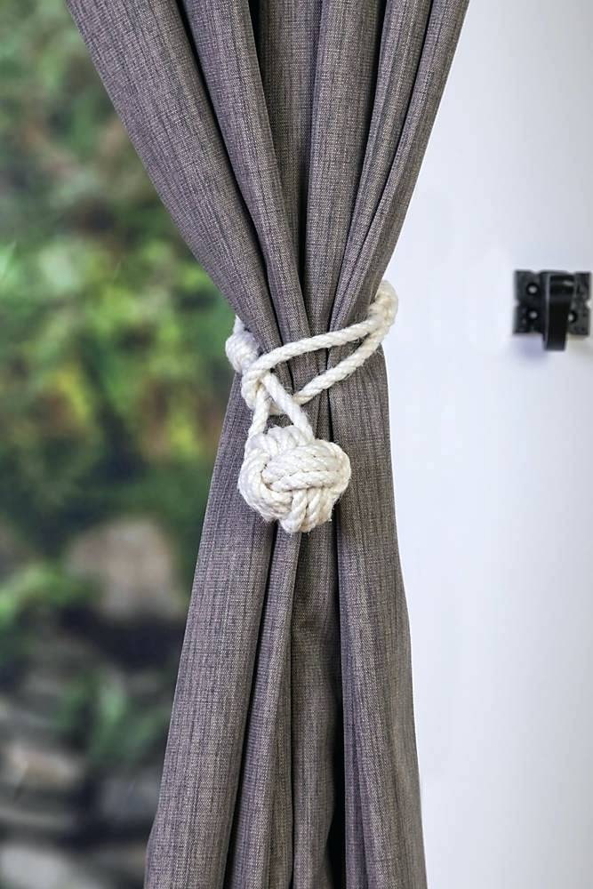 cortina decorada amb corbata blanca