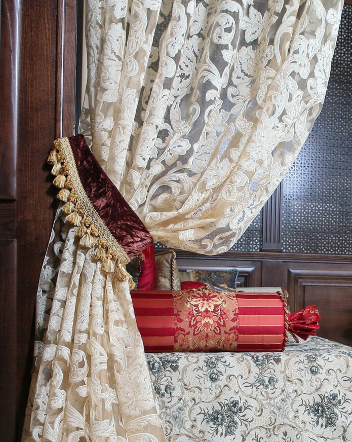 cortines decorades amb borles