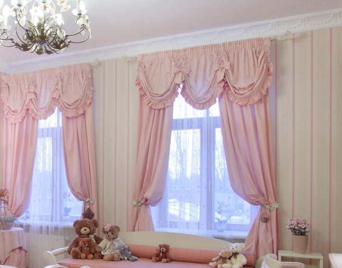 decoració de finestres de color rosa pàl·lid