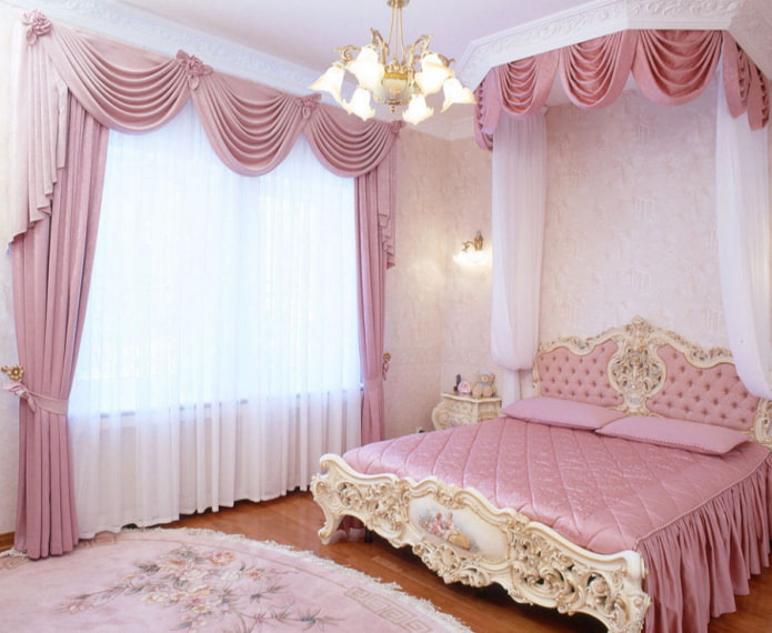 vaaleanpunaiset lambrequins makuuhuoneen sisätiloissa