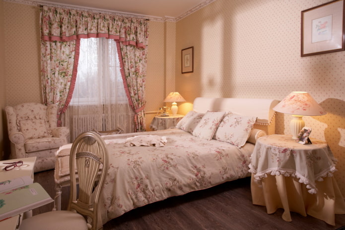 Provanso stiliaus miegamajame esančios lambrequins