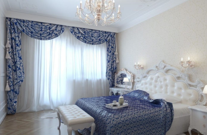 yatak odasında mavi lambrequinler