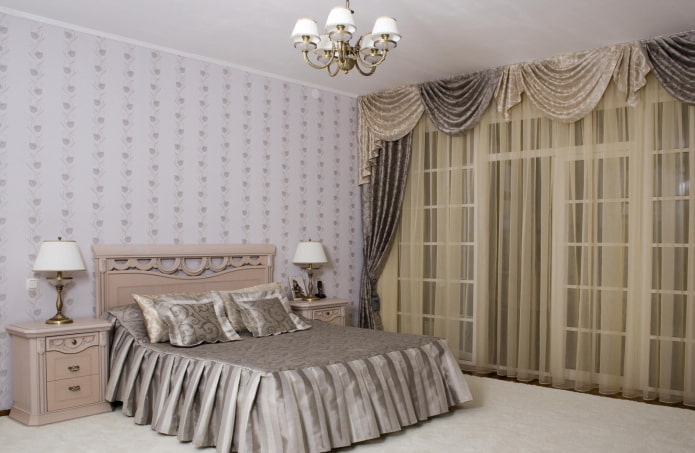 lambrequins med gardiner i soveværelset