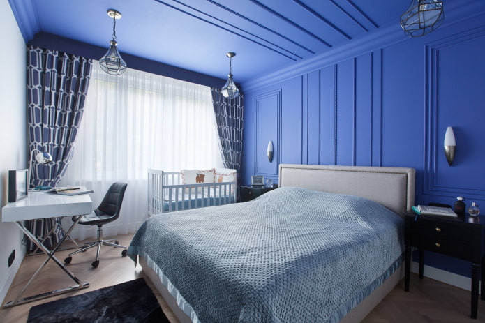 modrý tvrdý lambrequin v interiéri spálne