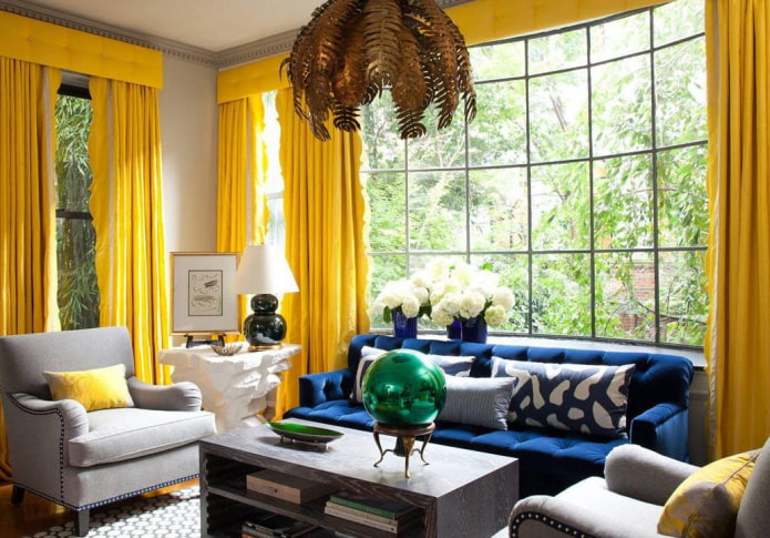 žltý lambrequin v interiéri obývacej izby