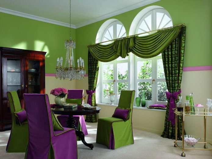 zelené lambrequins v interiéri
