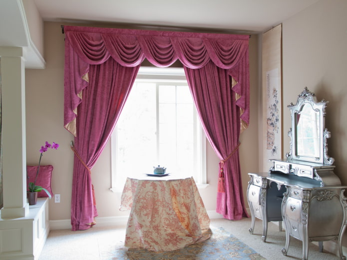 ružový lambrequin v interiéri