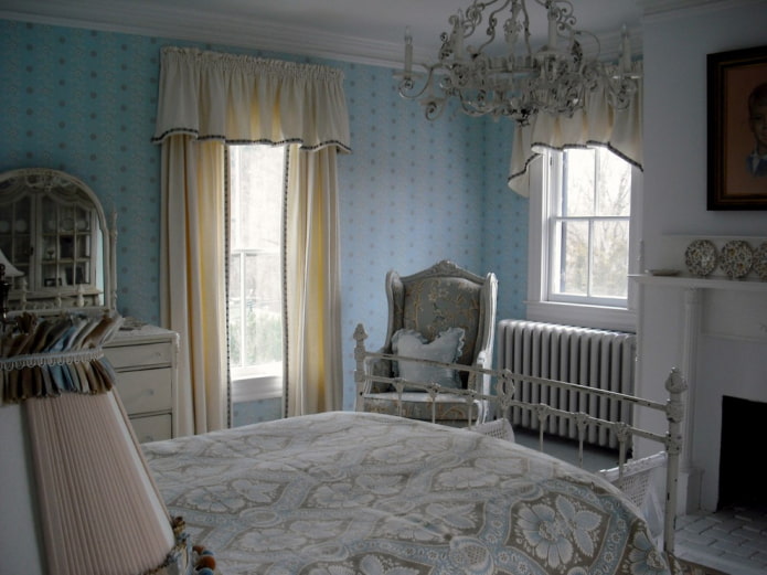 yatak odasının iç kısmındaki basit lambrequinler