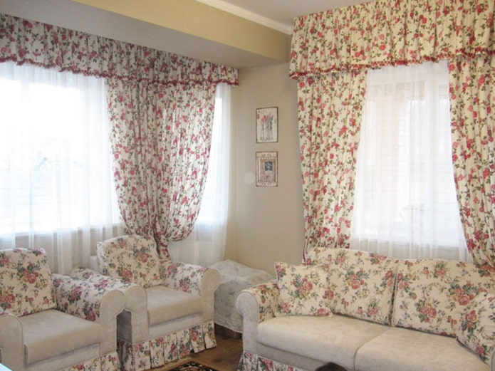 cortines amb un lambrequin a l'estil de Provença